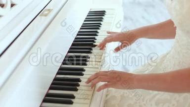 新娘的手在室内<strong>弹钢琴</strong>
